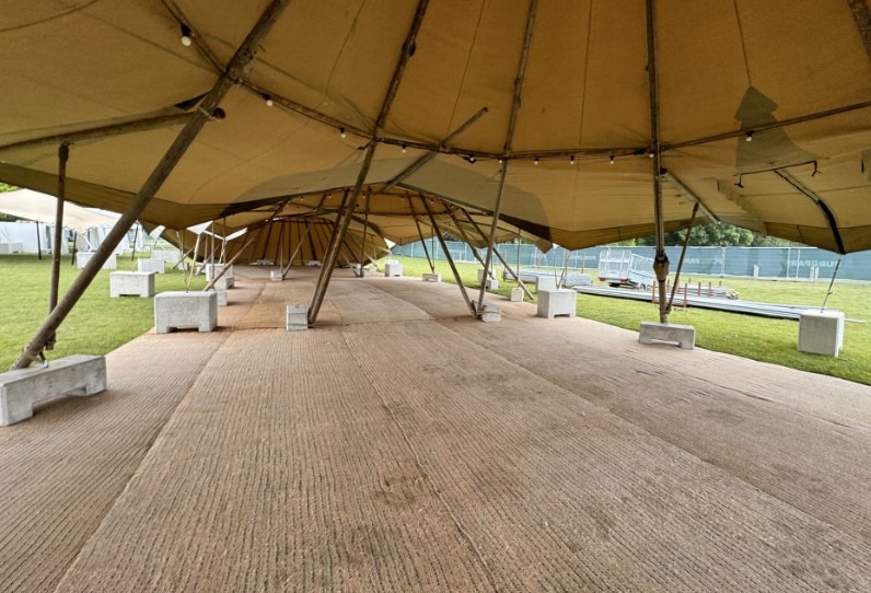 Ancrage et fixation tente de réception 